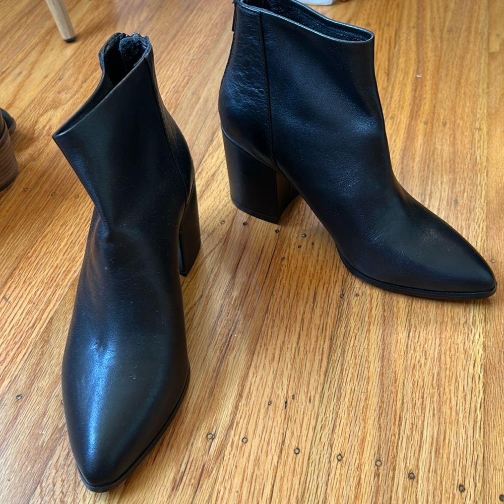 Size 7 black leather Steve Madden boots